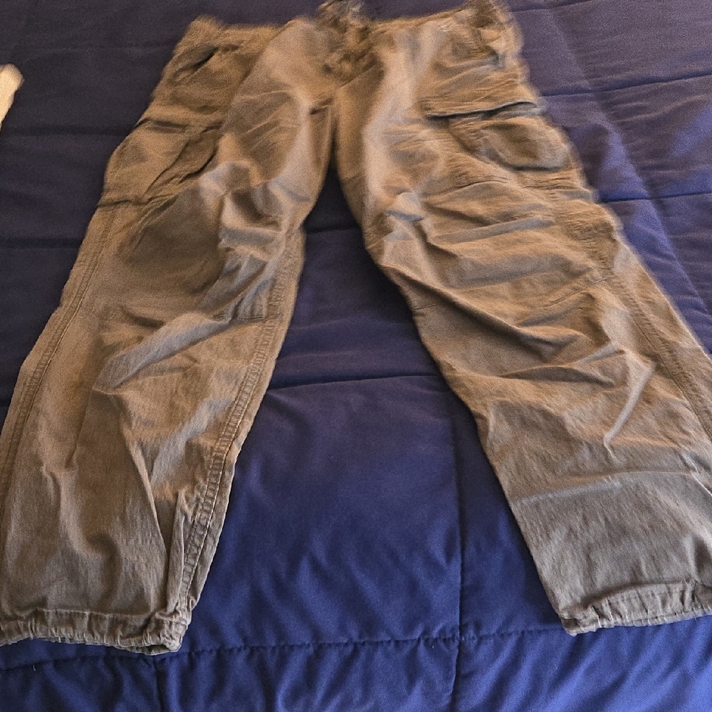 H&M Men's Cargo Pants in Olive